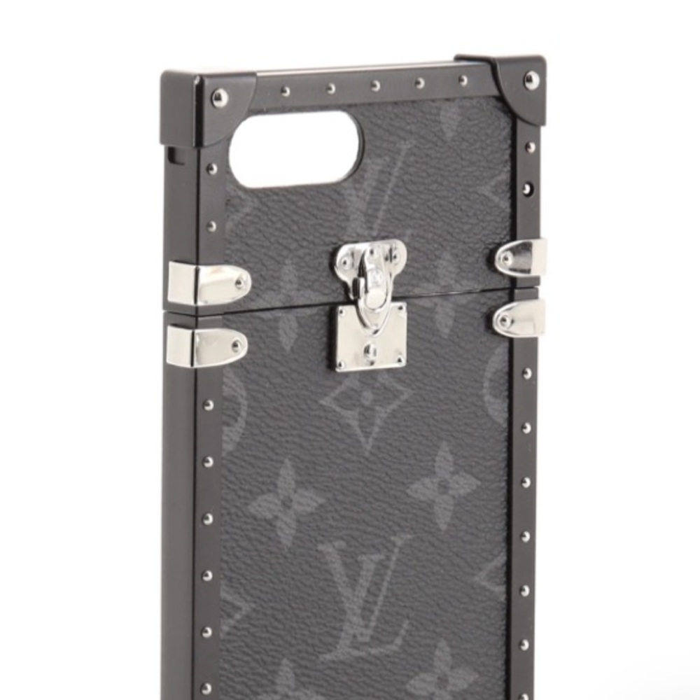 LV phone case. Best case I have ever had.